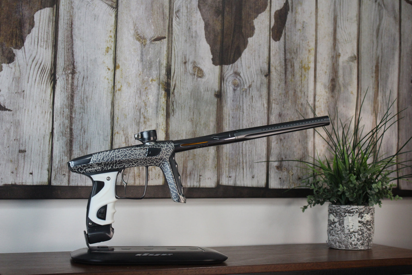 DLX Luxe TM40 w/F-16 - Assault