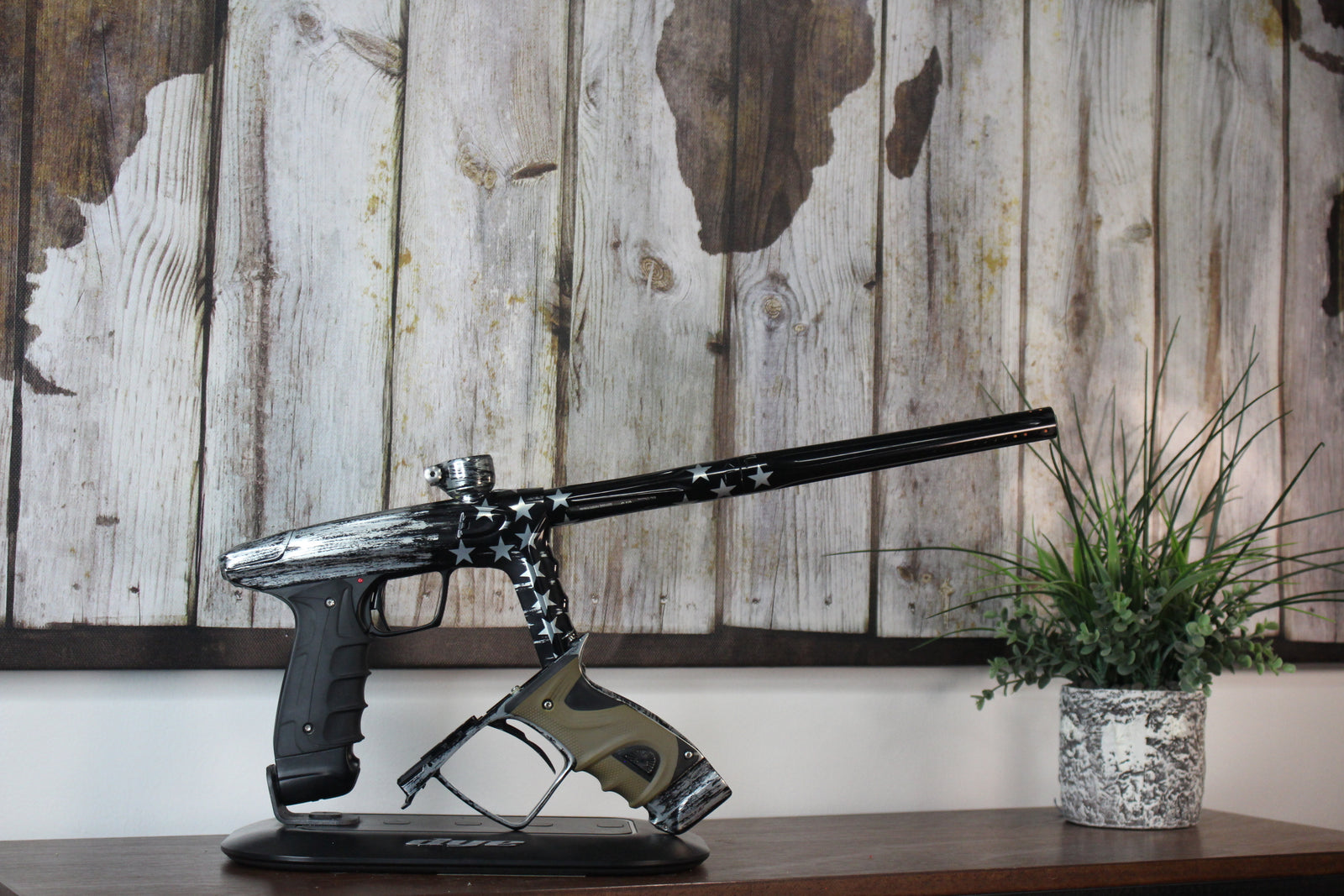 DLX Luxe TM40 w/Mech - Black Flag