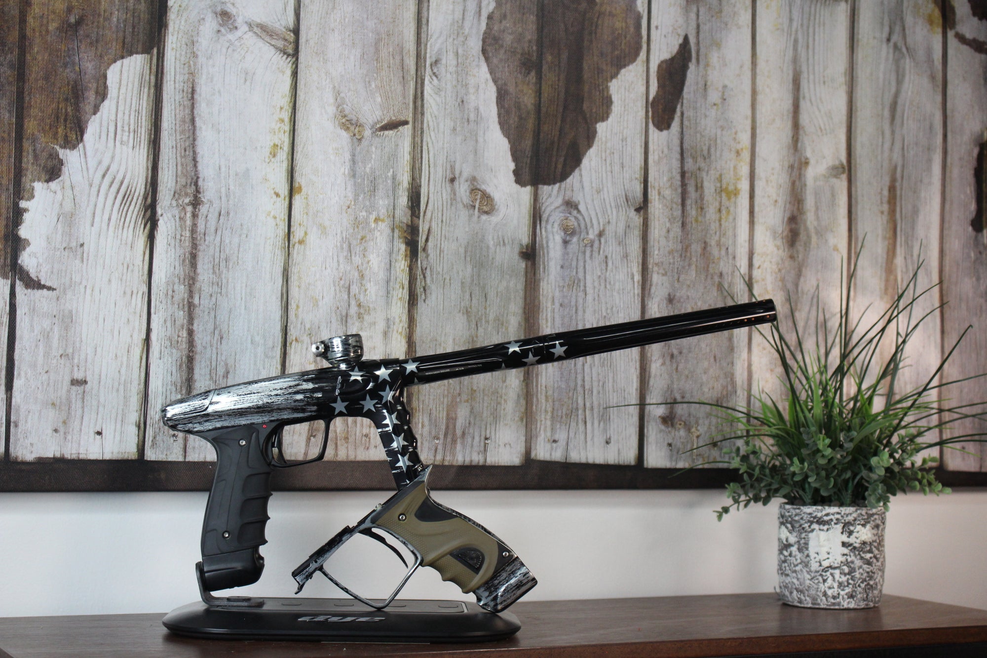 DLX Luxe TM40 w/Mech - Black Flag