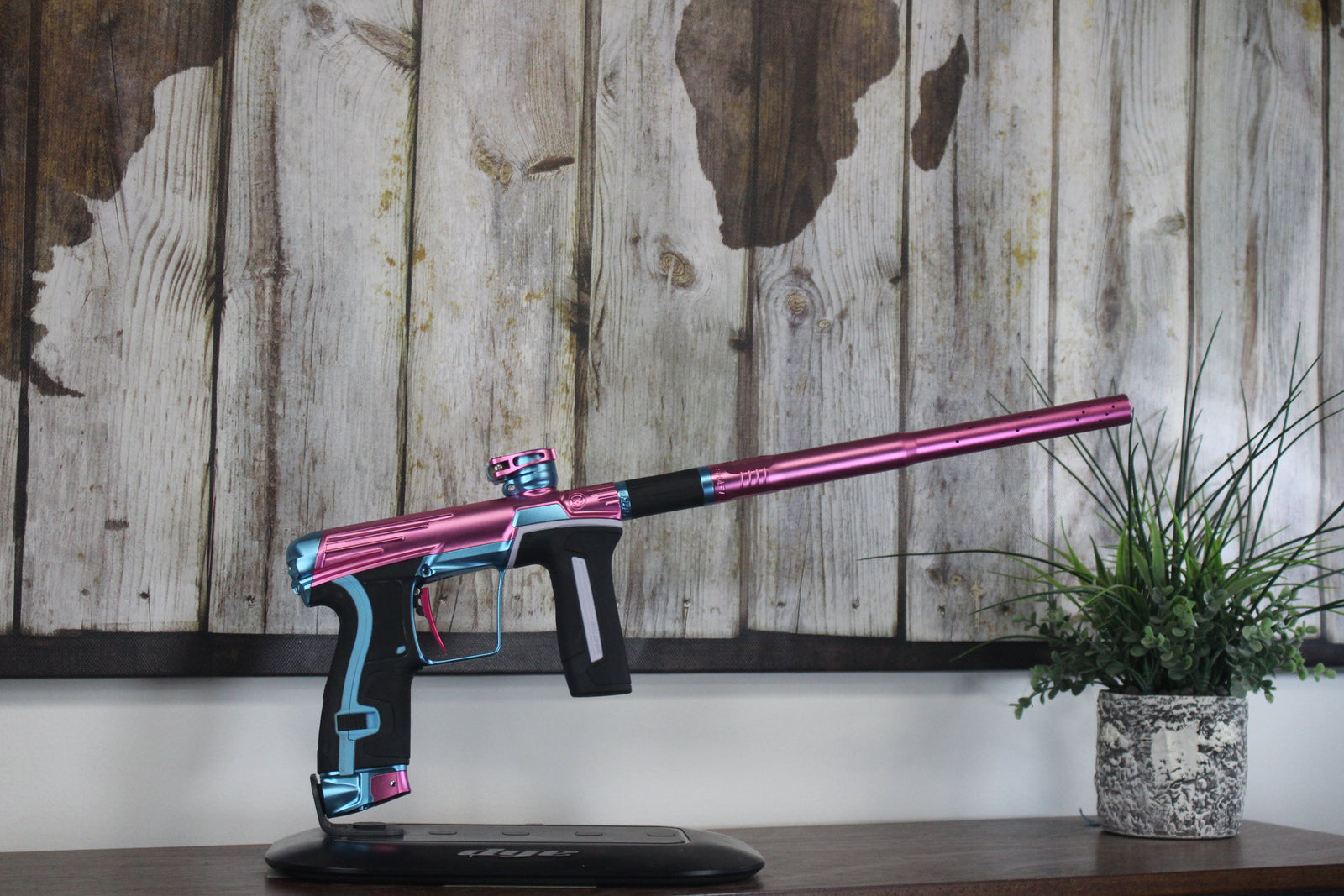Planet Eclipse Infamous CS2 Pro - Pink/Teal